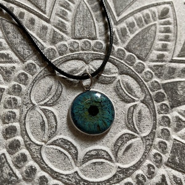 Collar de ojo azul
